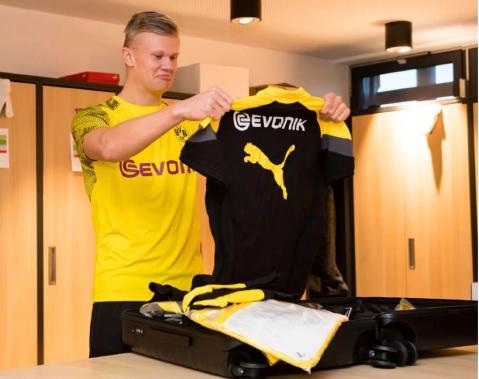 两位最老会员为新诺坎普开球，1957年球场建成时就曾见证（曾见证1957年落成的两位最年长会员为新诺坎普开球）