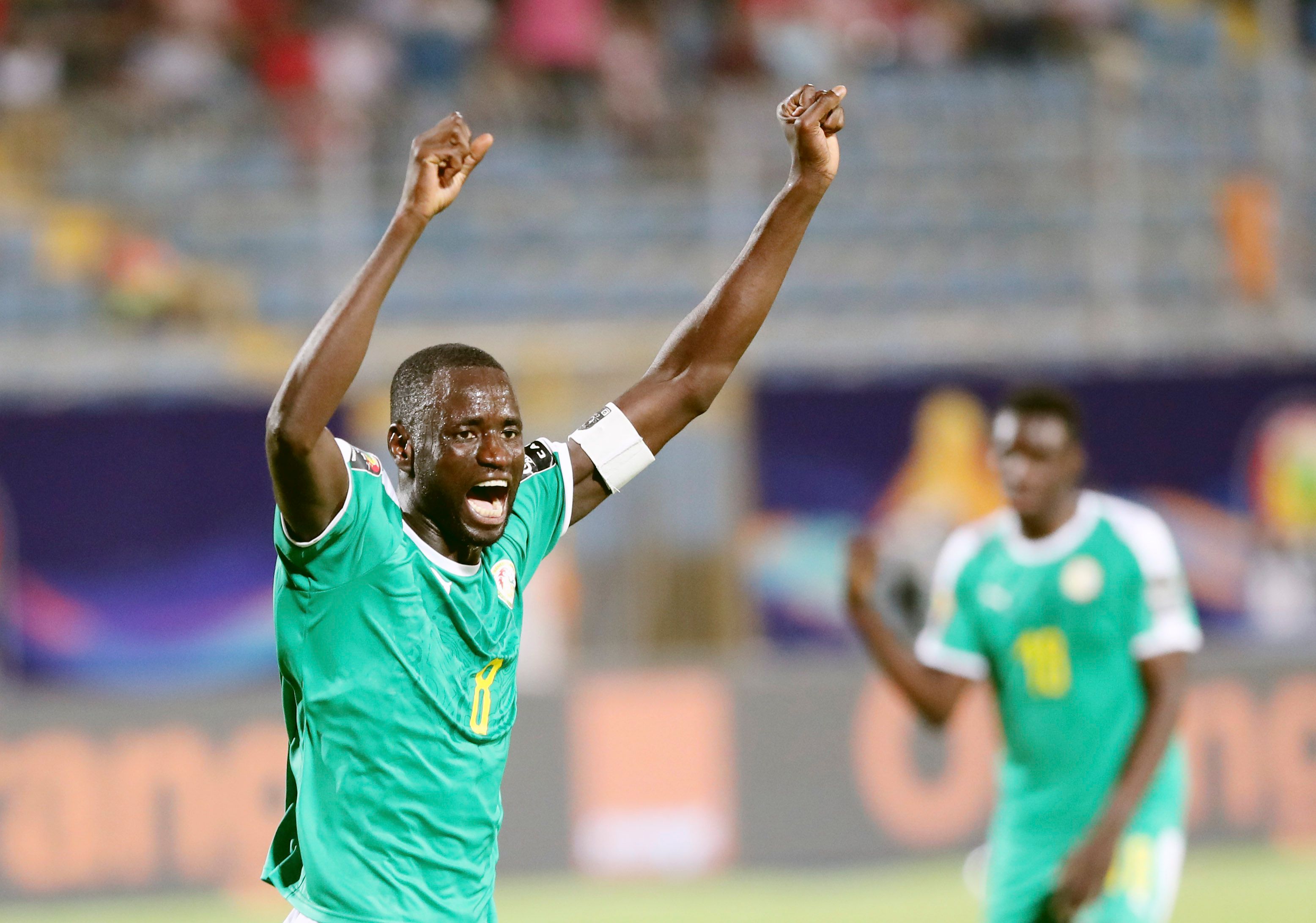 利物浦主帅斯洛特欢迎萨拉赫回归，但其状态仍存疑，萨拉赫将对阵布莱顿，未来决定尚不确定。（利物浦主帅斯洛特欢迎萨拉赫归队，状态仍成疑；将战布莱顿，未来未明）