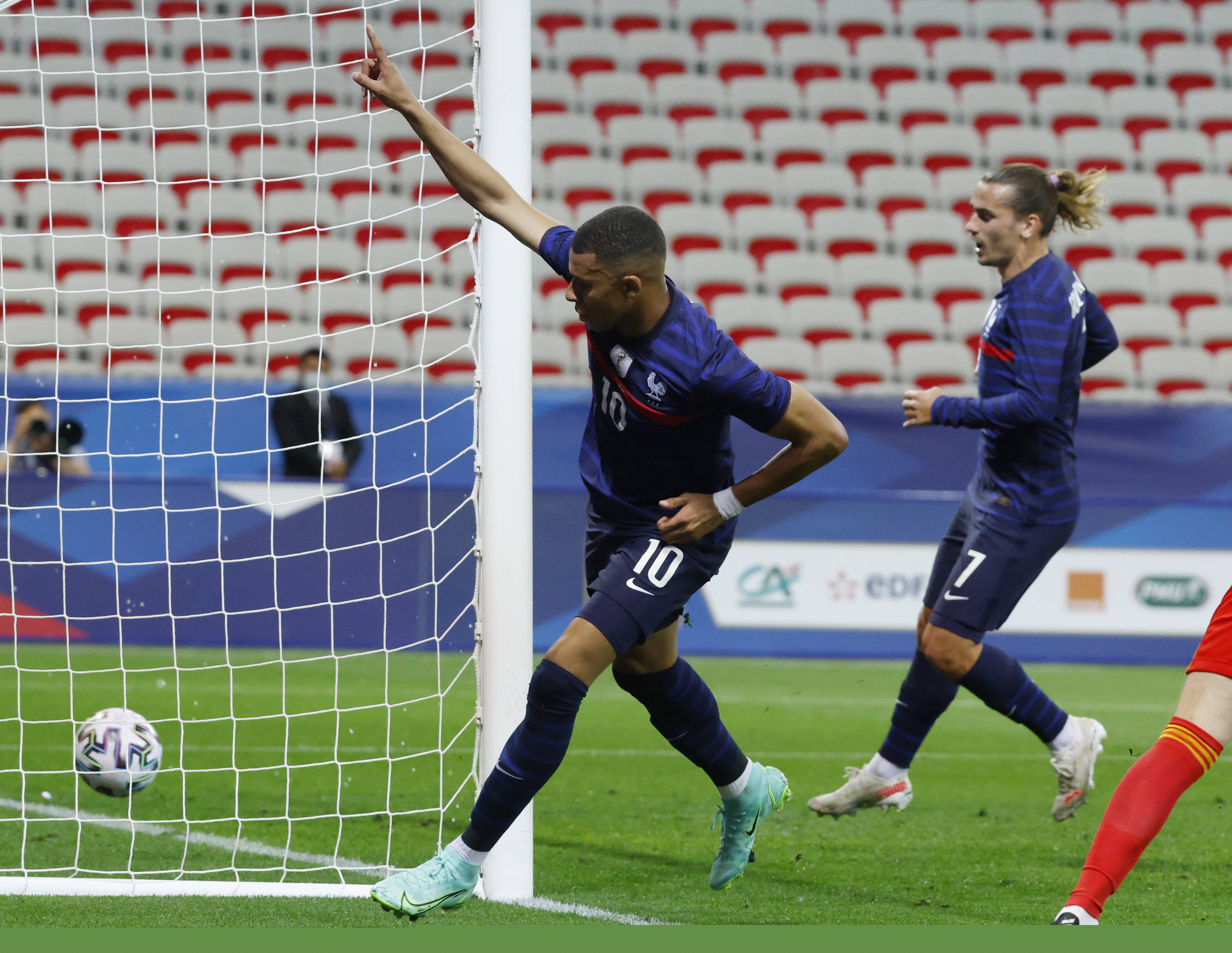 欧冠战报：格鲁克双响，阿贾克斯4-2逆转卡拉巴克收获首胜（欧冠焦点战：格鲁克梅开二度，阿贾克斯4-2翻盘卡拉巴克迎来首胜）