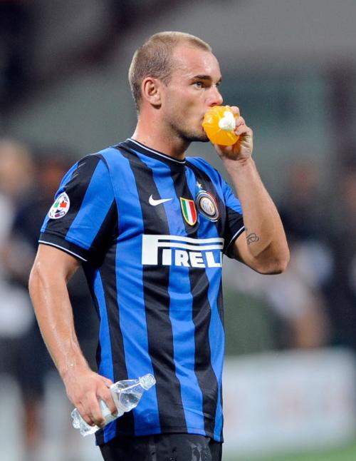 萨拉赫在社媒晒照庆祝圣诞节，被网友怒批背弃信仰（萨拉赫晒圣诞照惹争议：遭网友质疑违背信仰）