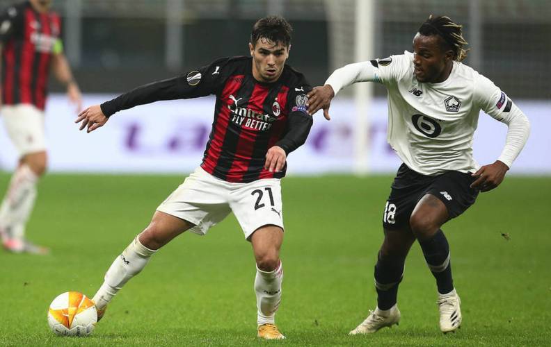 冠军收割机！梅西生涯48冠位居足坛历史头名，阿尔维斯第二（梅西48冠登顶足坛史上第一，阿尔维斯屈居第二）