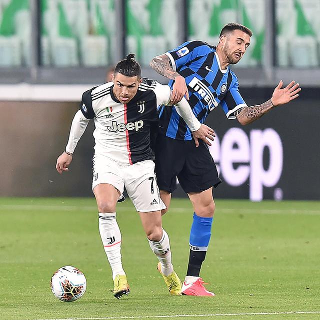 德容：不应该再和上赛季比较了，上赛季我们也没拿到欧冠冠军（德容：本季不必再拿上季作比较，上季我们也未能夺得欧冠）