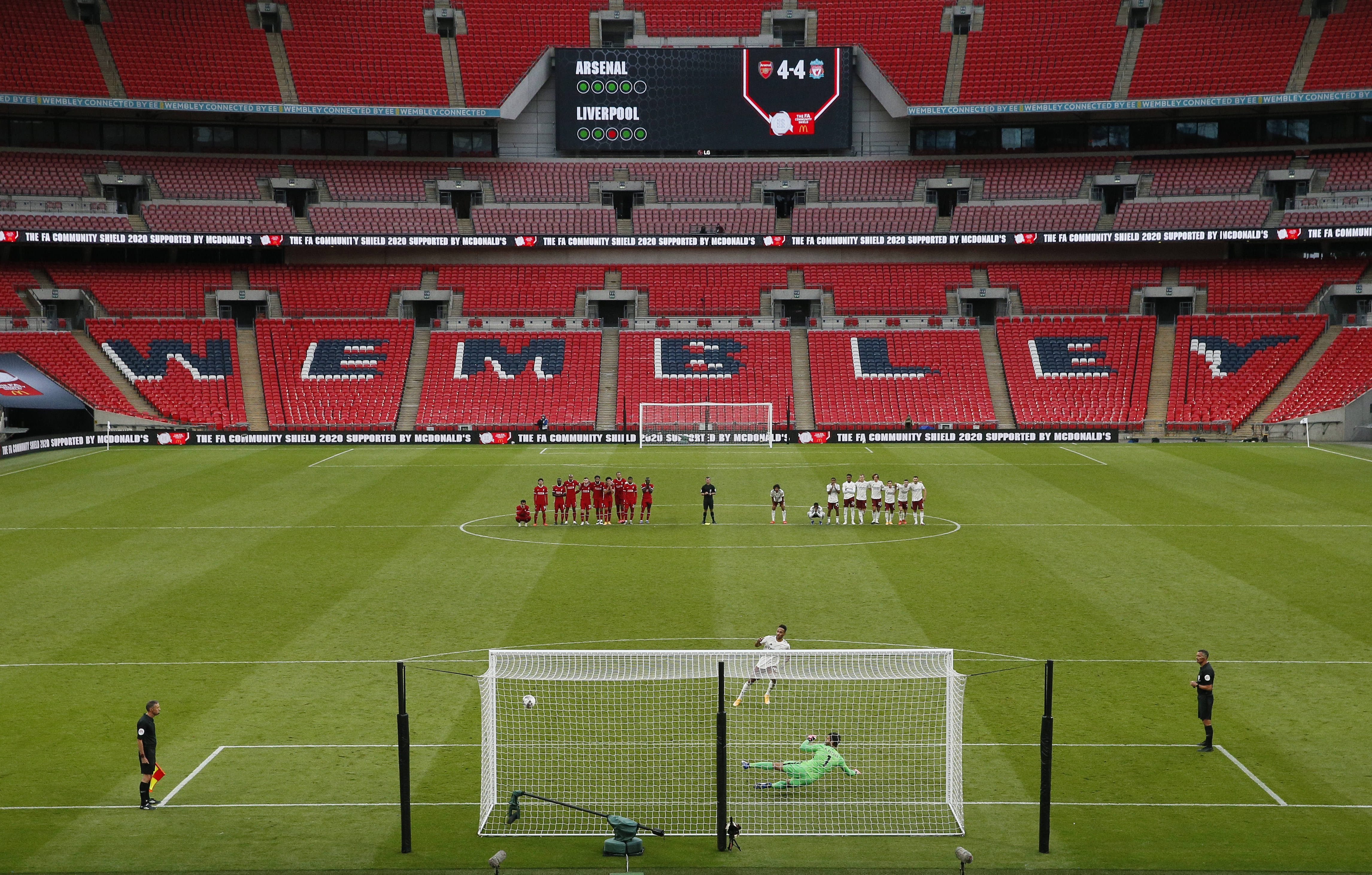 跟队：麦迪逊赛后拄拐穿过混合采访区，神情十分沮丧（随队报道：麦迪逊赛后拄拐经过混采区，神情低落）