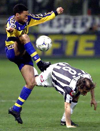 默特萨克、于大宝观战梅州U15vs浙江U15，并与小球员互动（默特萨克、于大宝到场观看梅州U15对阵浙江U15，并与小球员亲切互动）