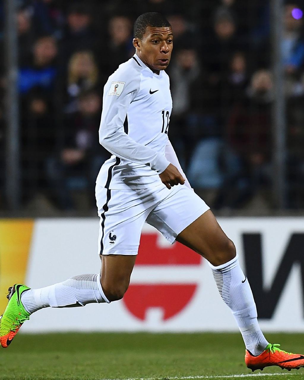 球里有玄机、球门有暗号！盲人足球比赛燃到爆（球藏玄机、门设暗码！盲人足球赛燃爆全场）